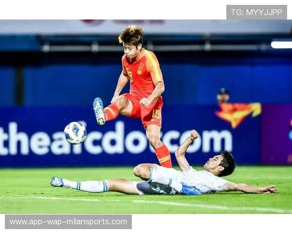 后防线崩盘，被对方打穿三次